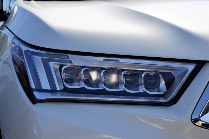 automobile-COLLOBRIERES-min_acura-headlamp-2834131